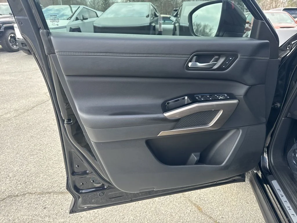 Used 2023 Black Nissan Platinum image 27