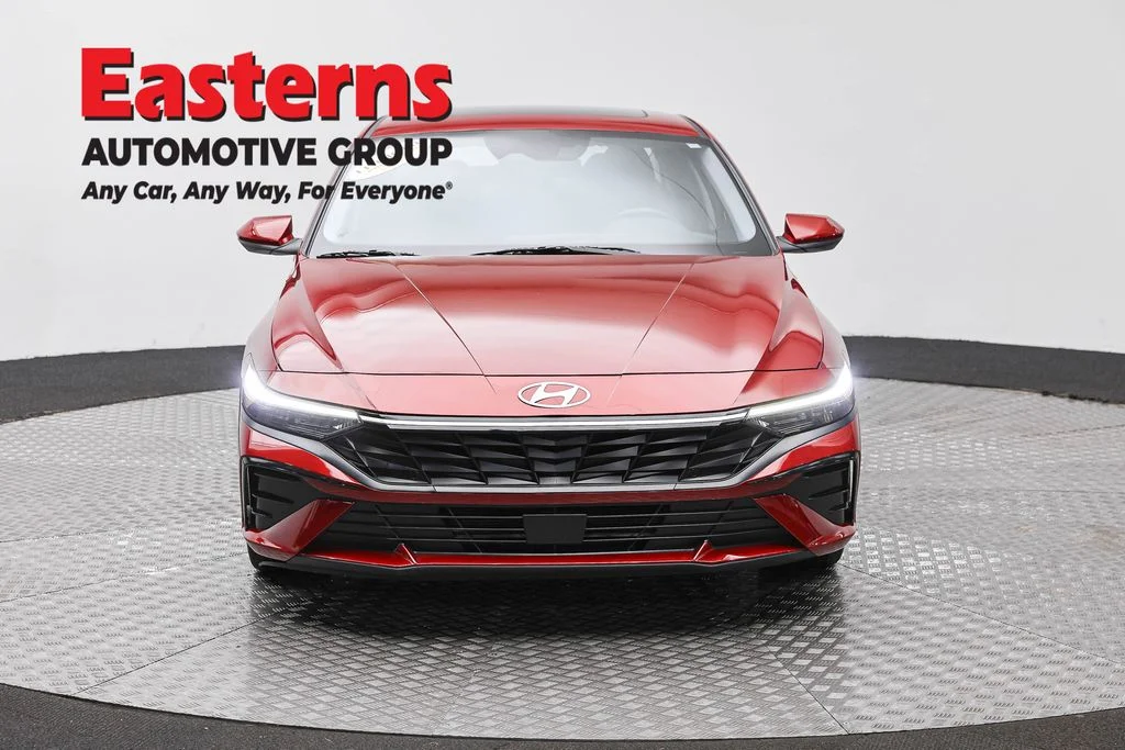 Used 2025 Red Hyundai SEL Convenience image 2