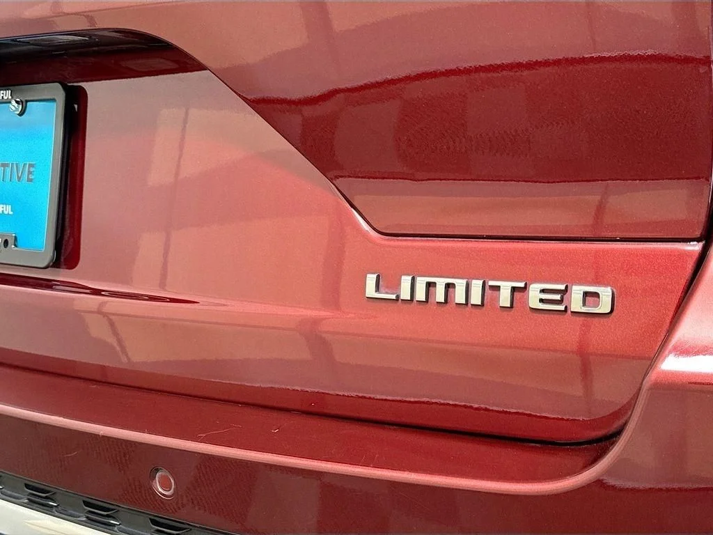 Used 2023 Velvet Jeep Limited image 21