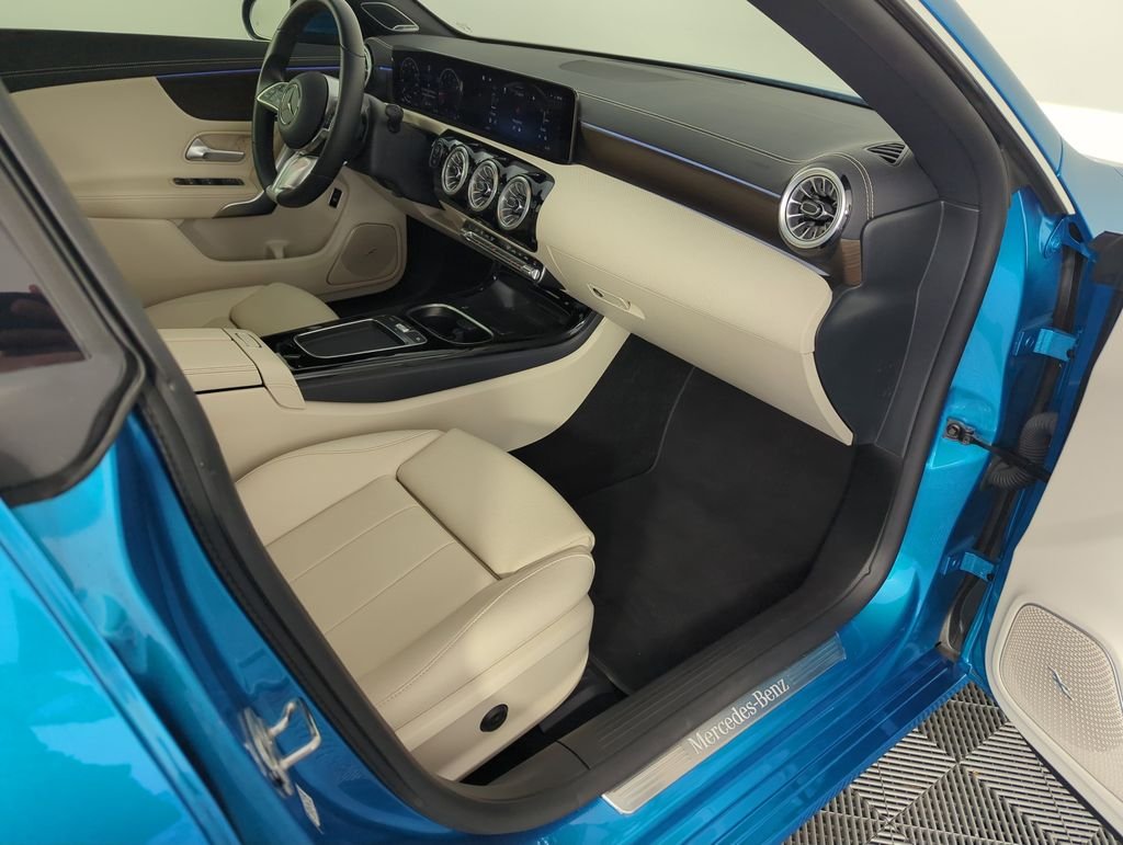 Used 2025  Mercedes-Benz CLA 250 image 36