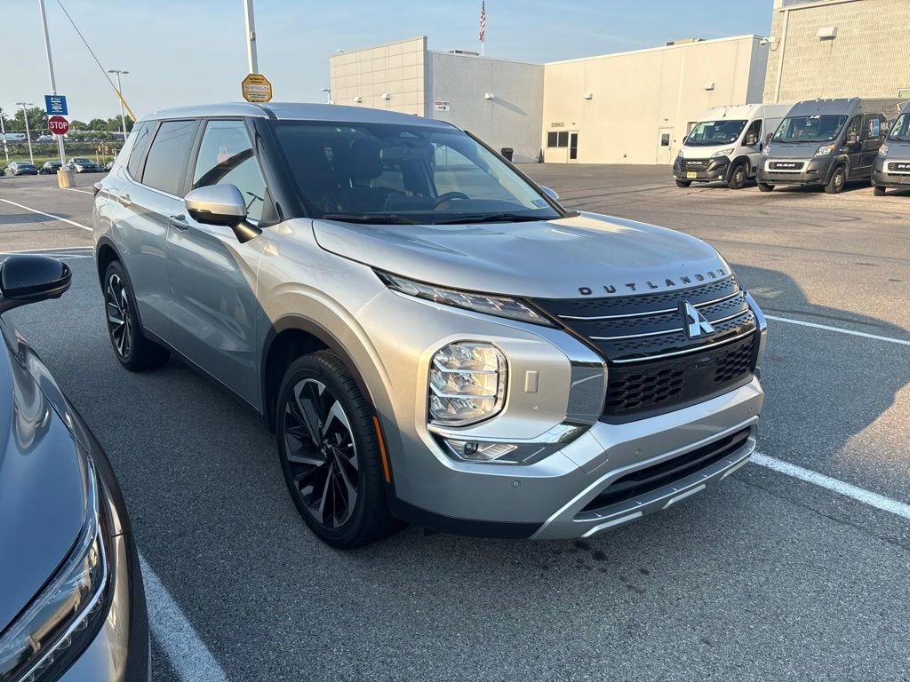 Used 2022 Silver Mitsubishi SE image 1