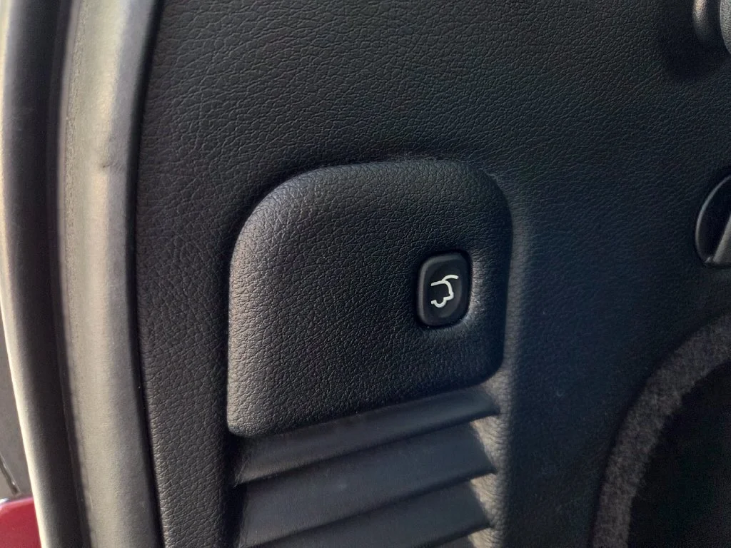 Used 2018 Red Jeep High Altitude image 10