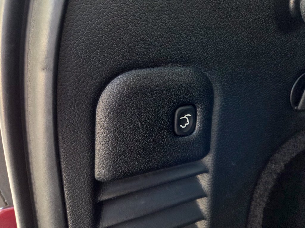 Used 2018 Red Jeep High Altitude image 10