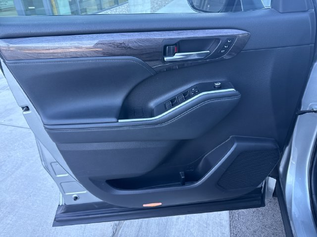 Used 2022 Silver Toyota Platinum image 12