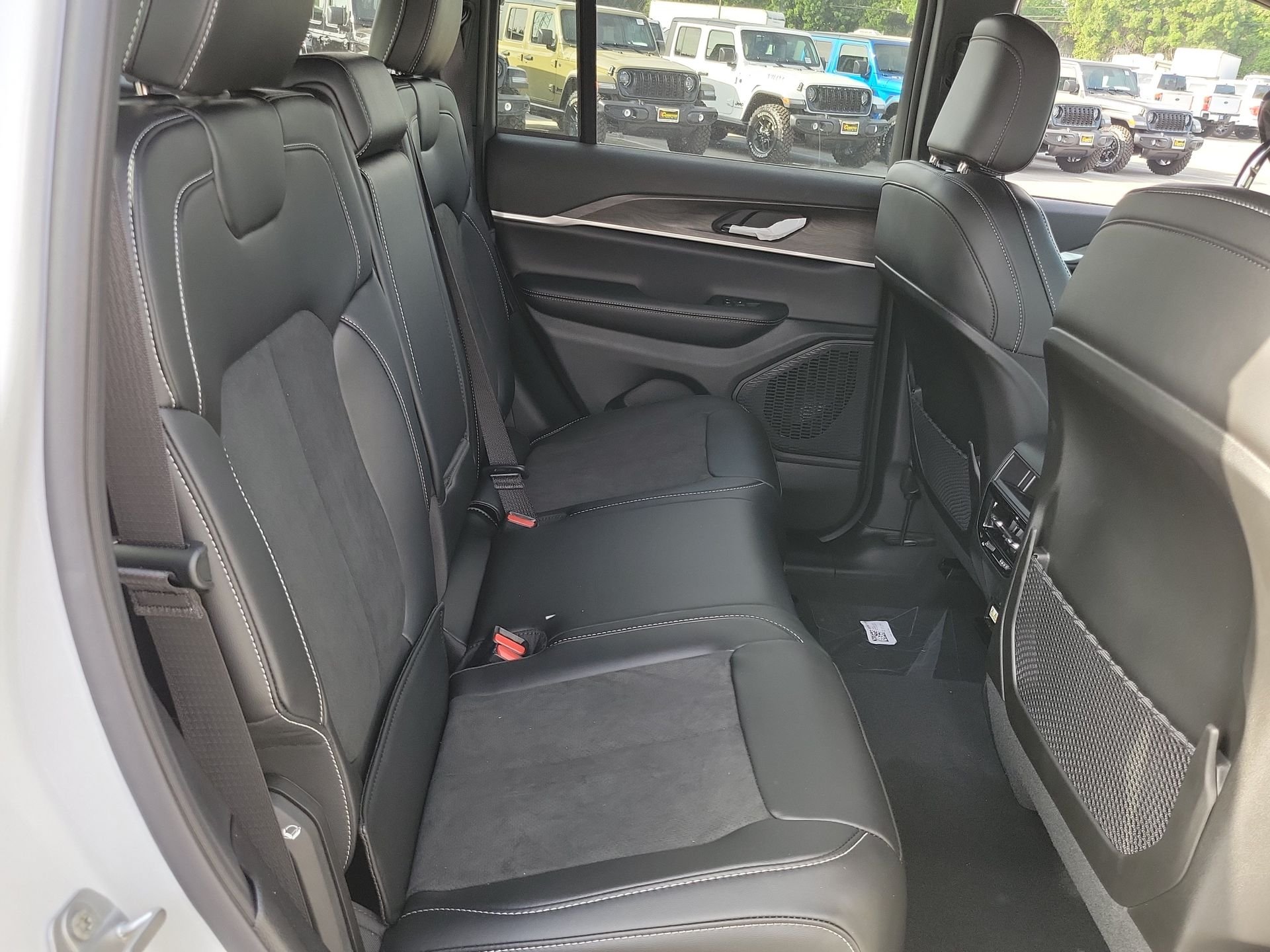 New 2026 Bright White Clear-Coat Exterior Paint Jeep Altitude image 18