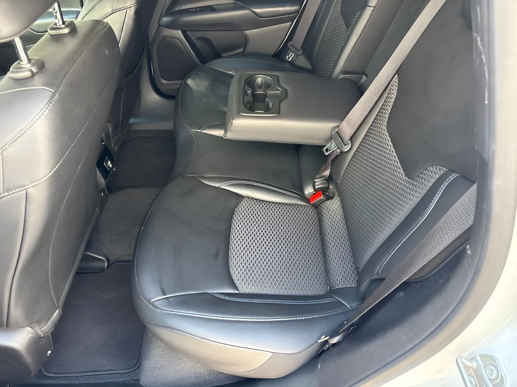 Used 2025 Bright White Clearcoat Jeep Latitude image 32