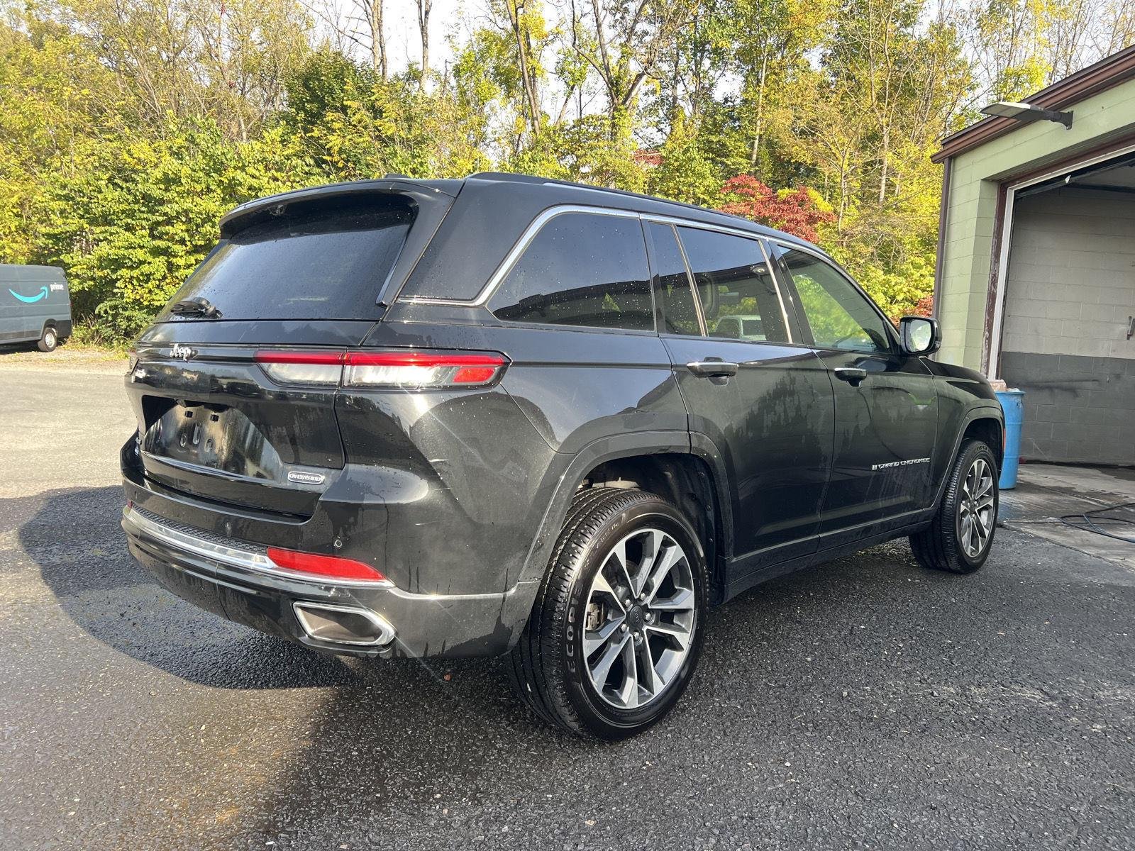 Used 2022 Diamond Black Crystal Pearlcoat Jeep Overland image 3