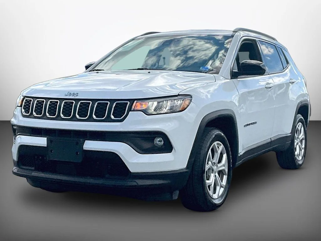 Used 2024 White Jeep Latitude image 3