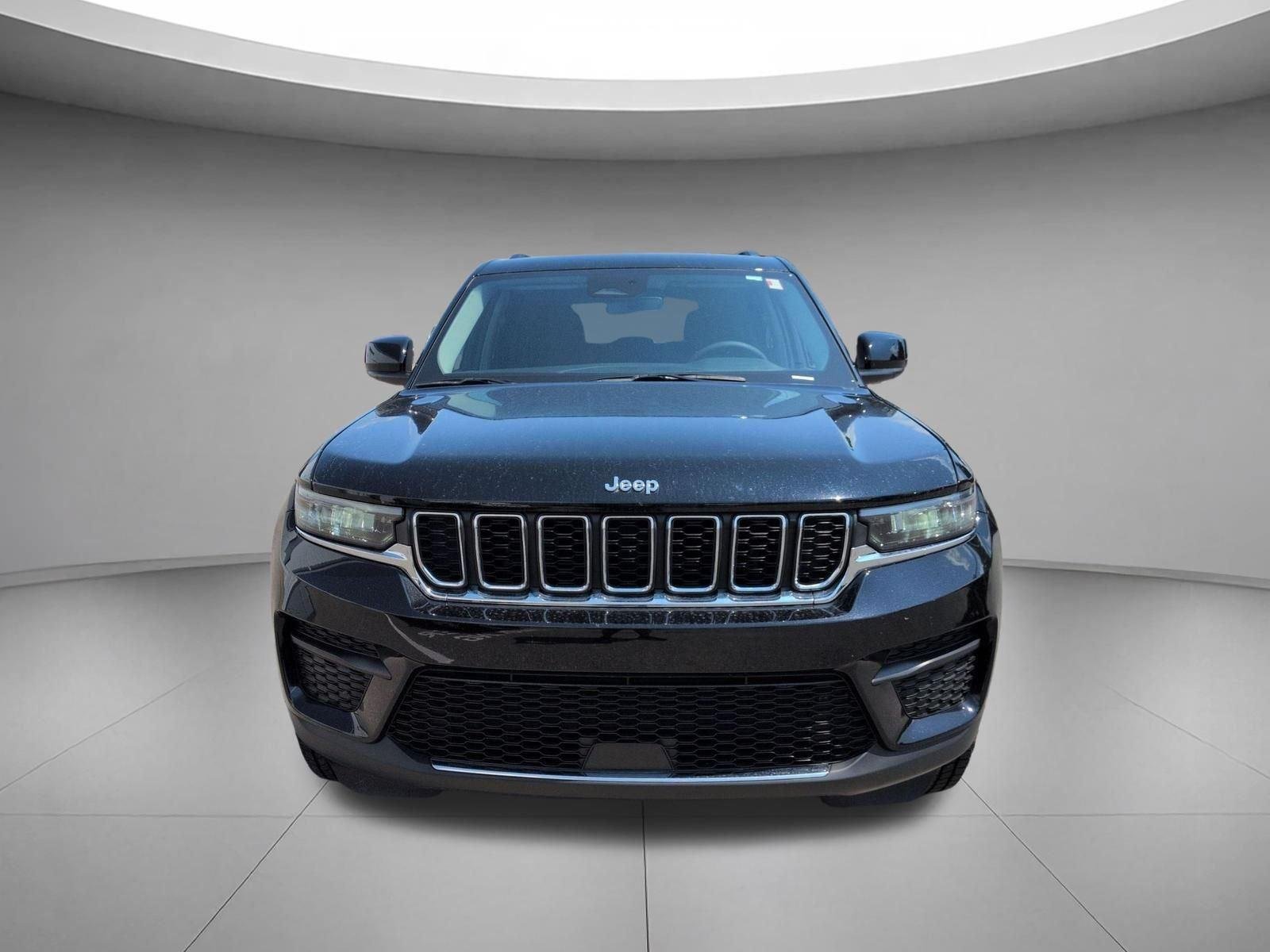 Used 2023 Diamond Black Crystal Pearlcoat Jeep Laredo image 8