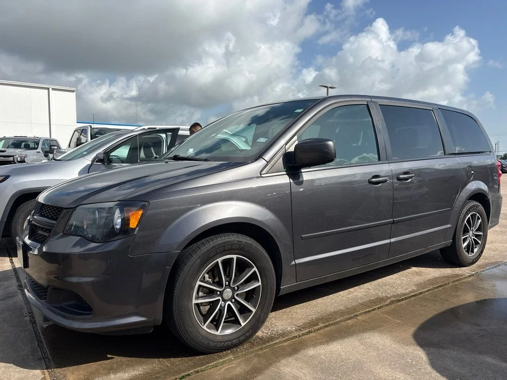 Used 2017 Gray Dodge SE Plus image 1