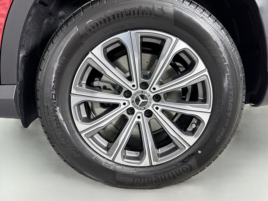 Used 2025 Red Mercedes-Benz GLC 300 image 33