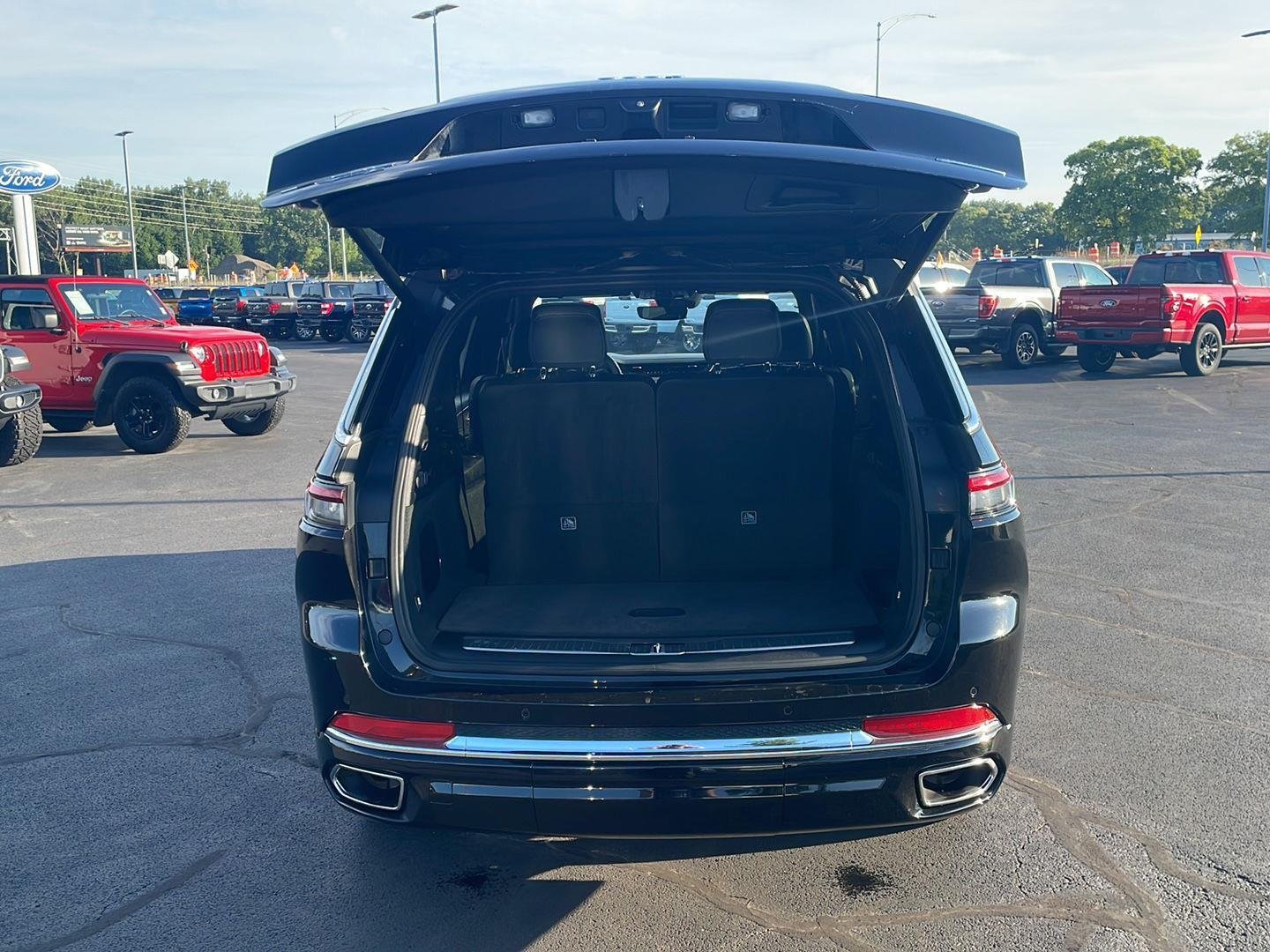 Used 2022 Diamond Black Jeep Overland image 34