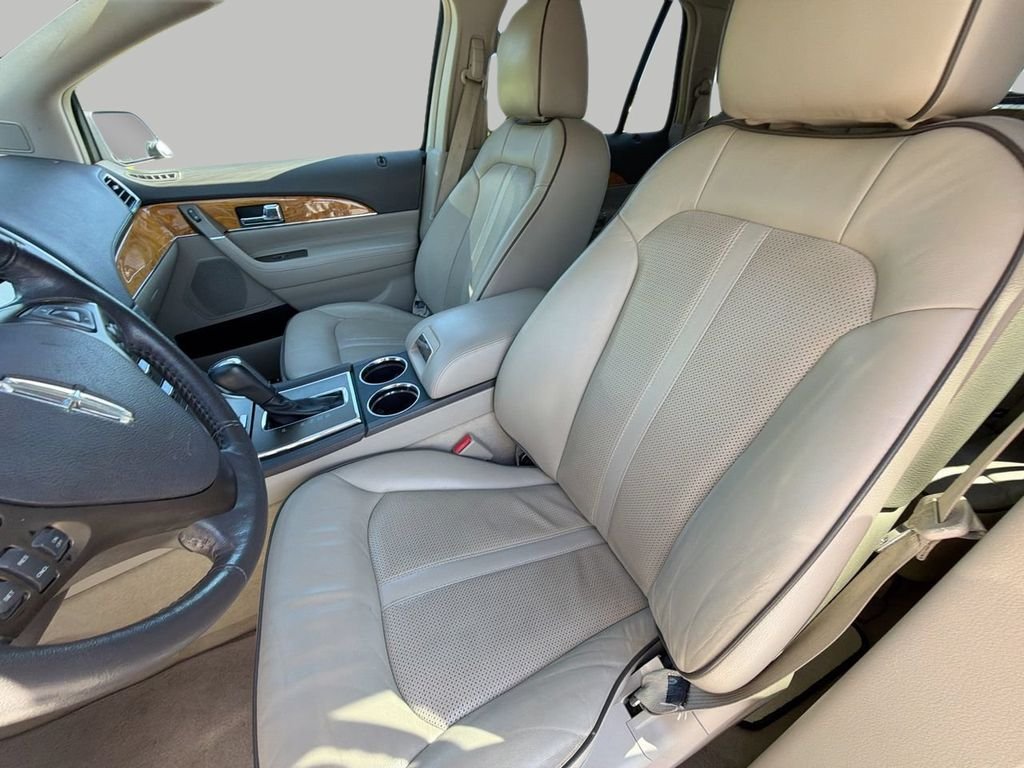 Used 2013 White Lincoln Base image 16