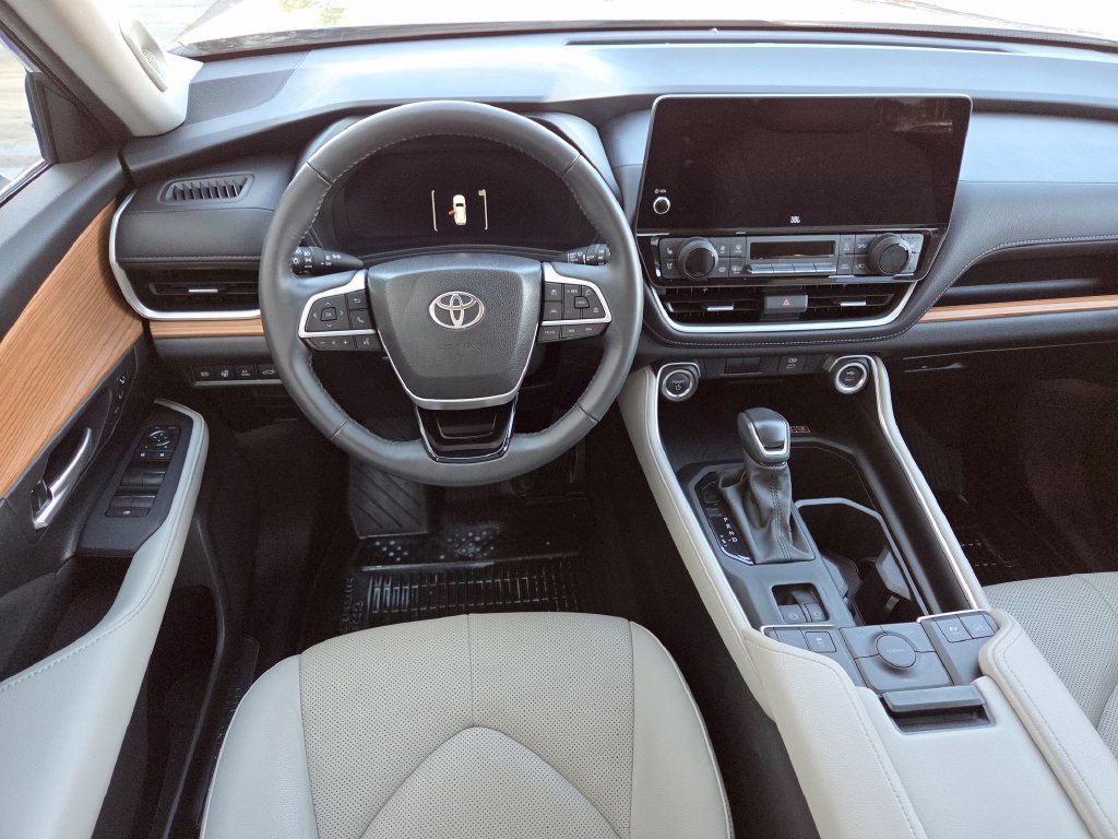 Used 2025  Toyota Limited image 17