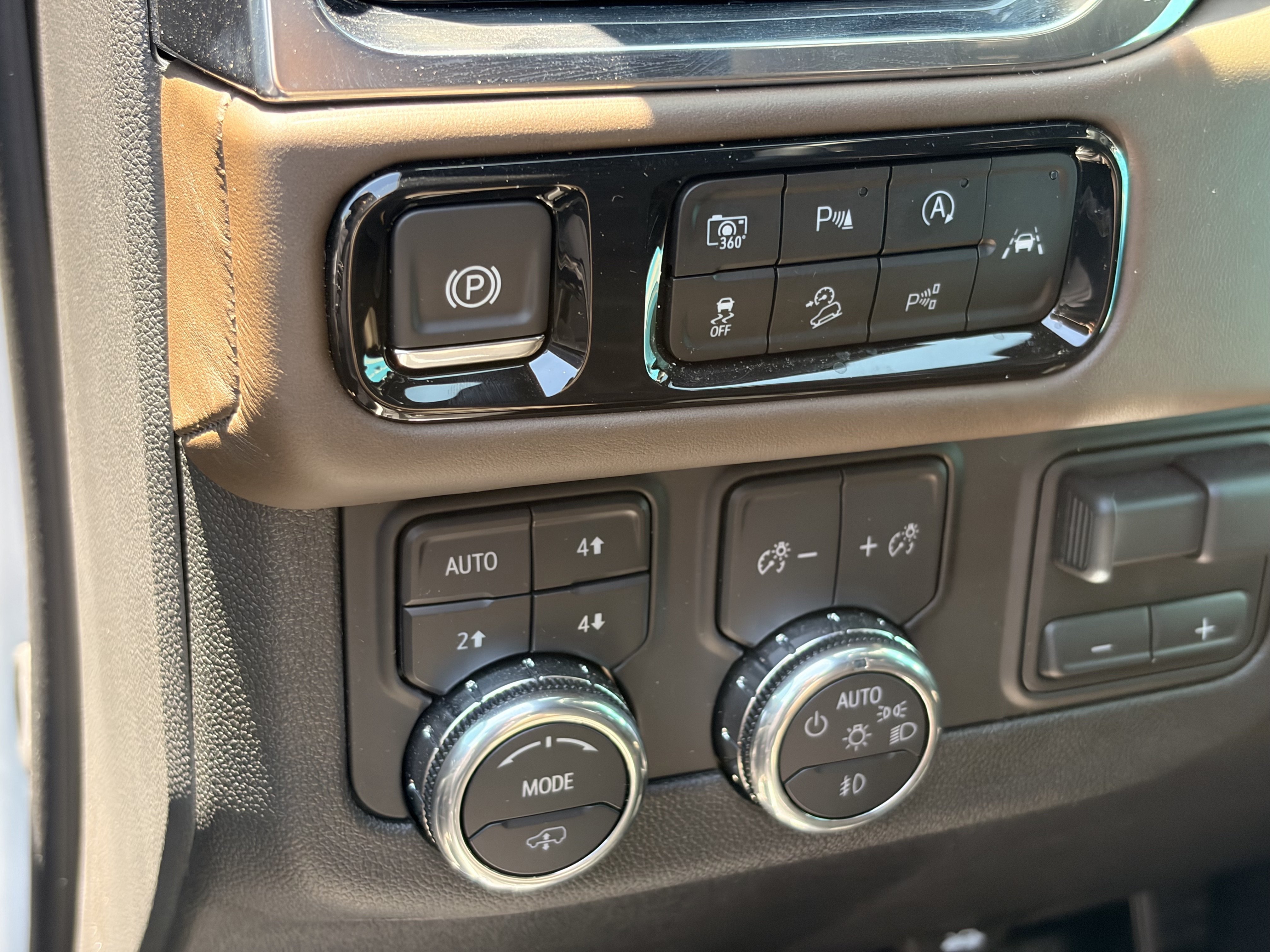Used 2025 White Frost Tricoat GMC Denali Ultimate image 10