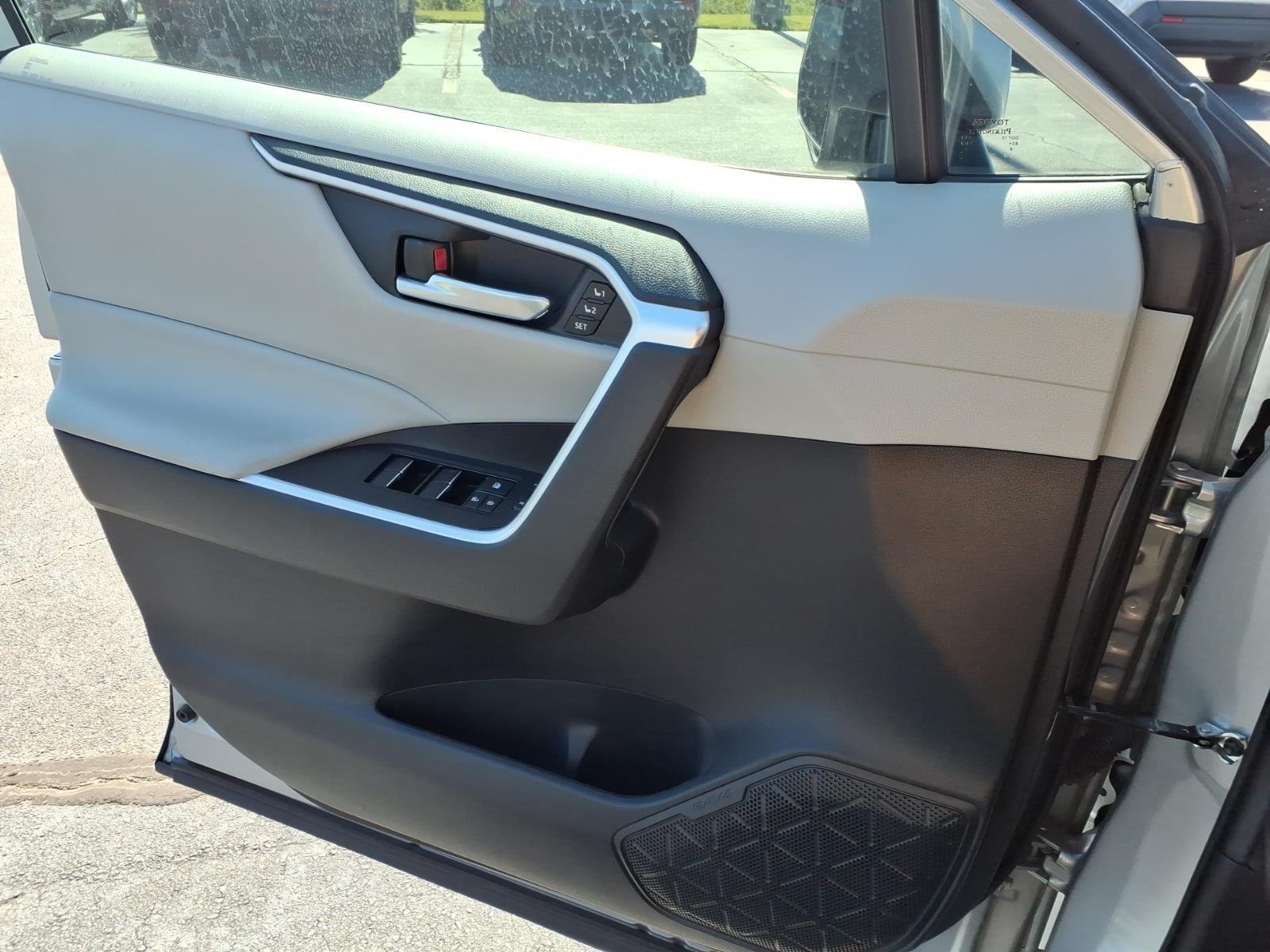 Used 2021 SILVER TOYOTA  image 29