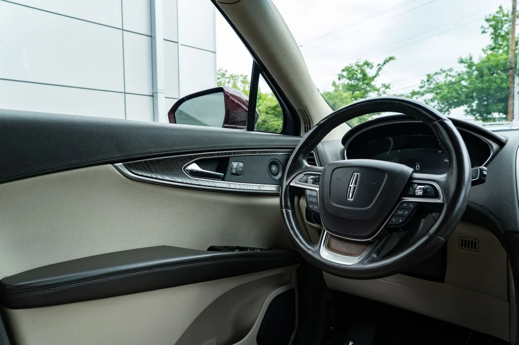 Used 2019 Red Lincoln Reserve image 11