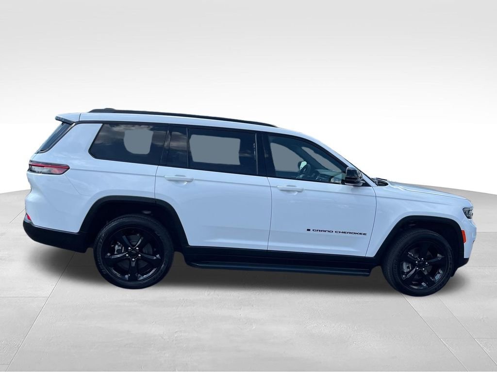 Used 2024 White Jeep Altitude image 6