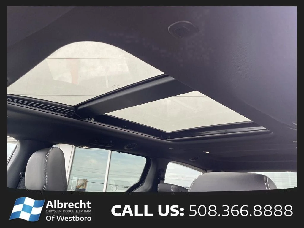 New 2026 Diamond Black Crystal Pearl-Coat Exterior Paint Chrysler Limited image 25