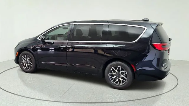New 2027 Diamond Black Crystal Pearl-Coat Exterior Paint Chrysler Limited image 8