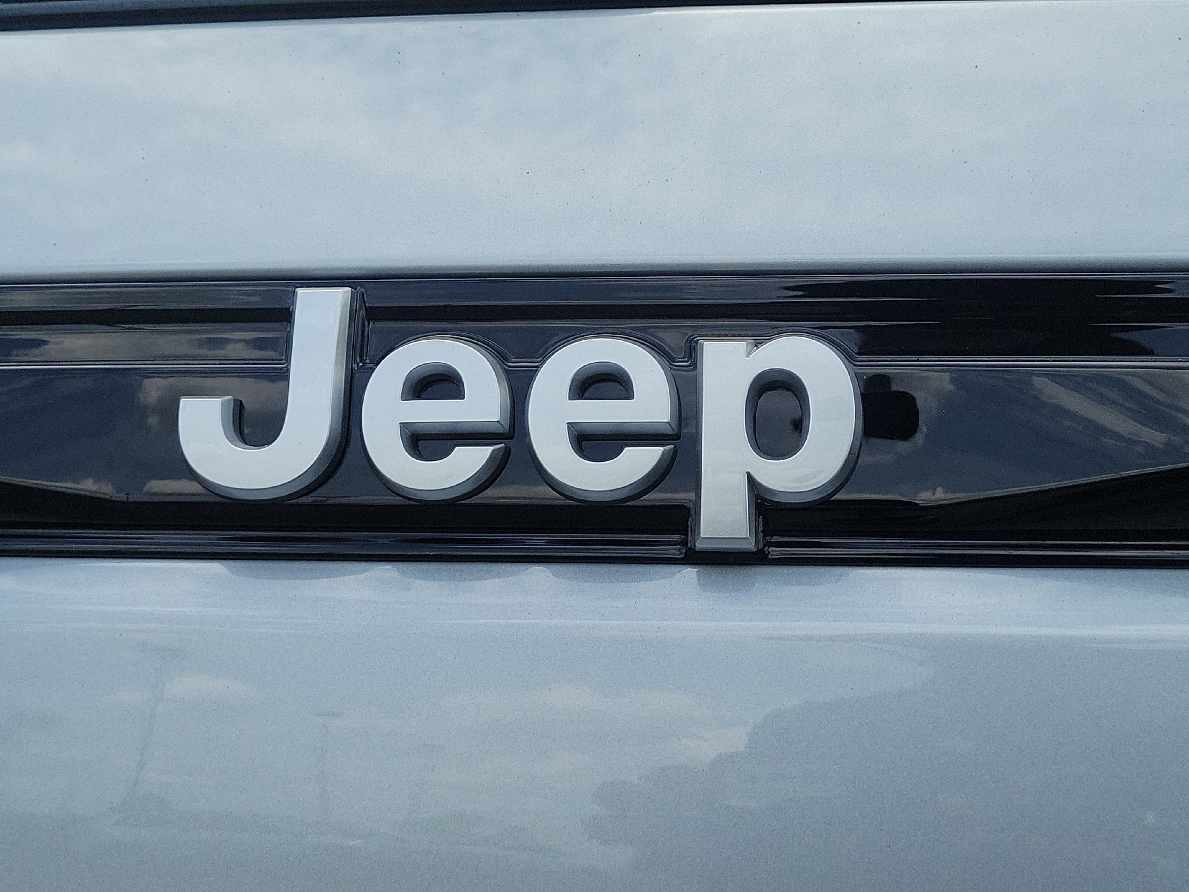 New 2026 Silver Zynith Exterior Paint Jeep Laredo X image 6