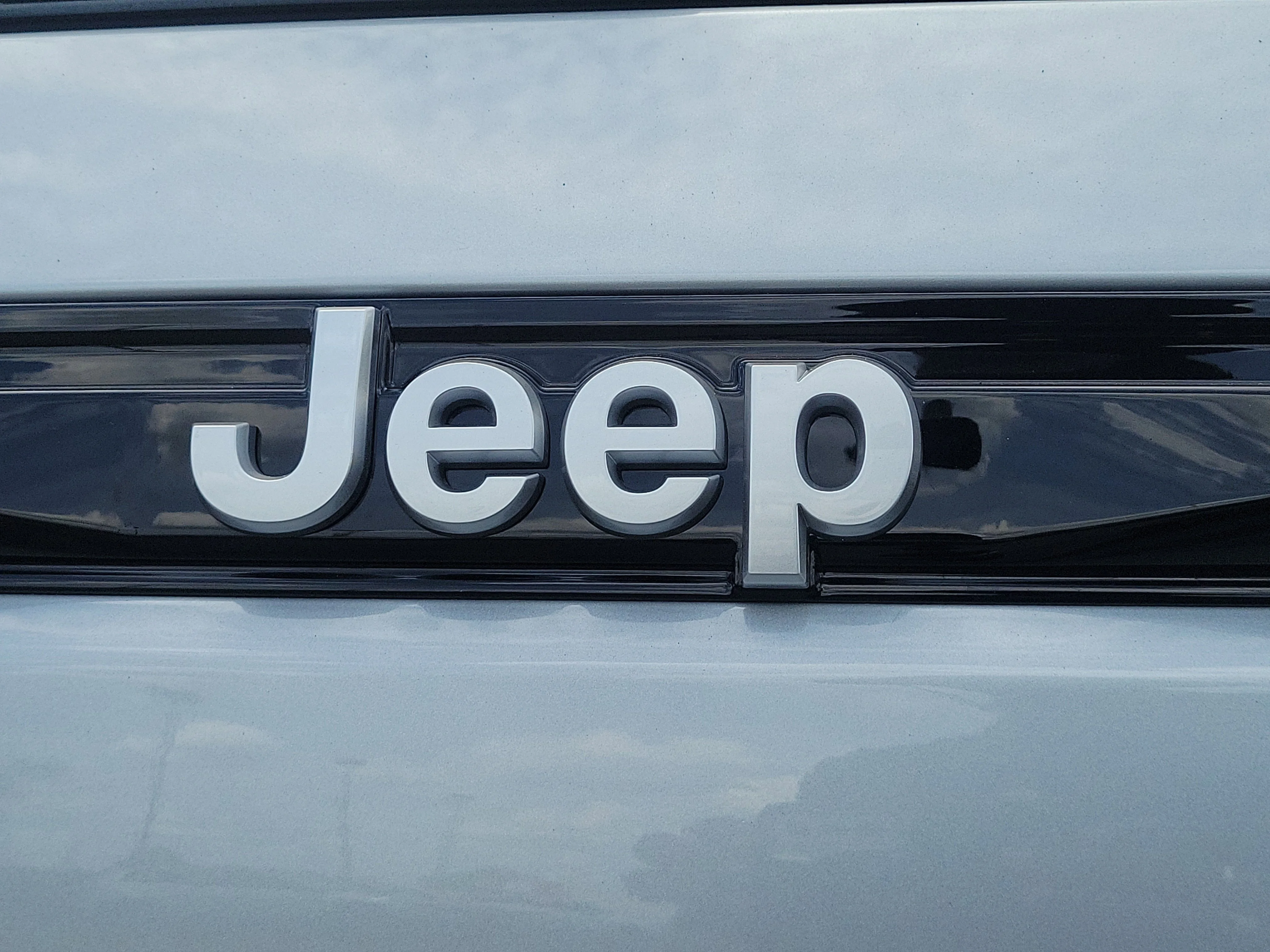 New 2026 Silver Zynith Jeep Laredo X image 7