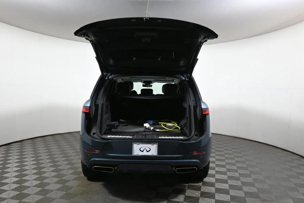 Used 2024 Green Land Rover Autobiography image 31