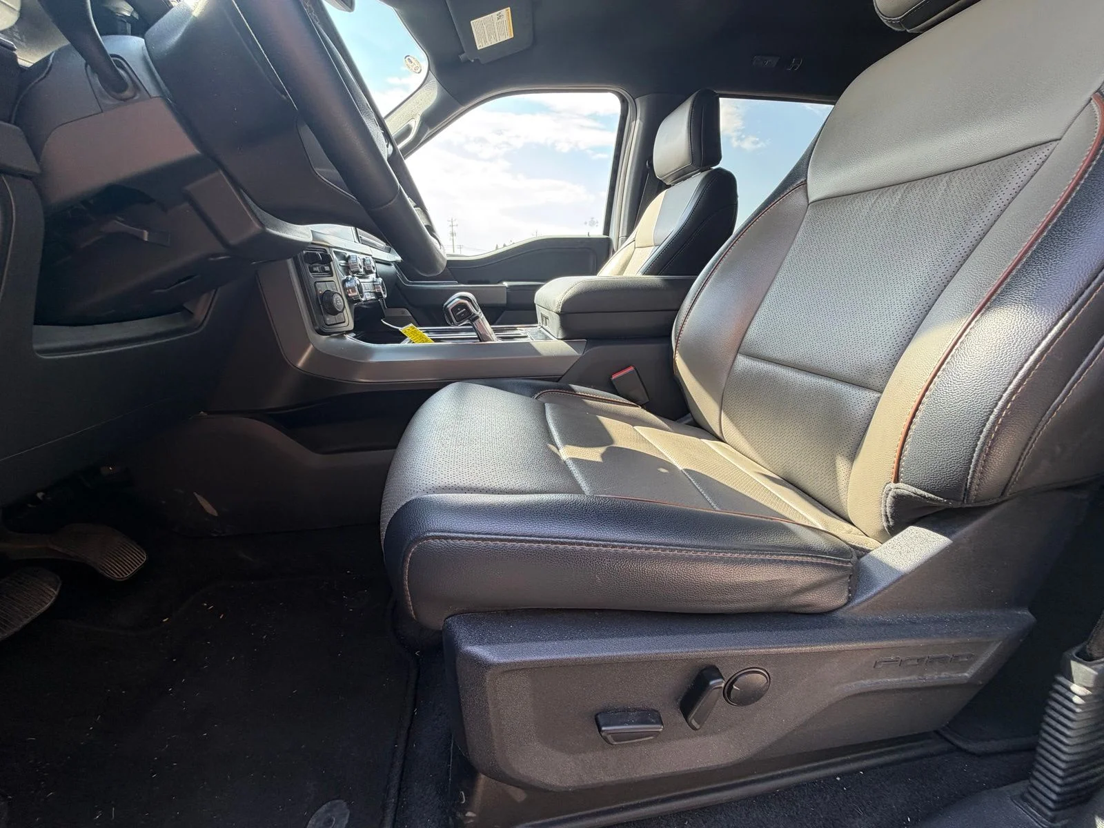 Used 2025 White Ford Lariat image 6