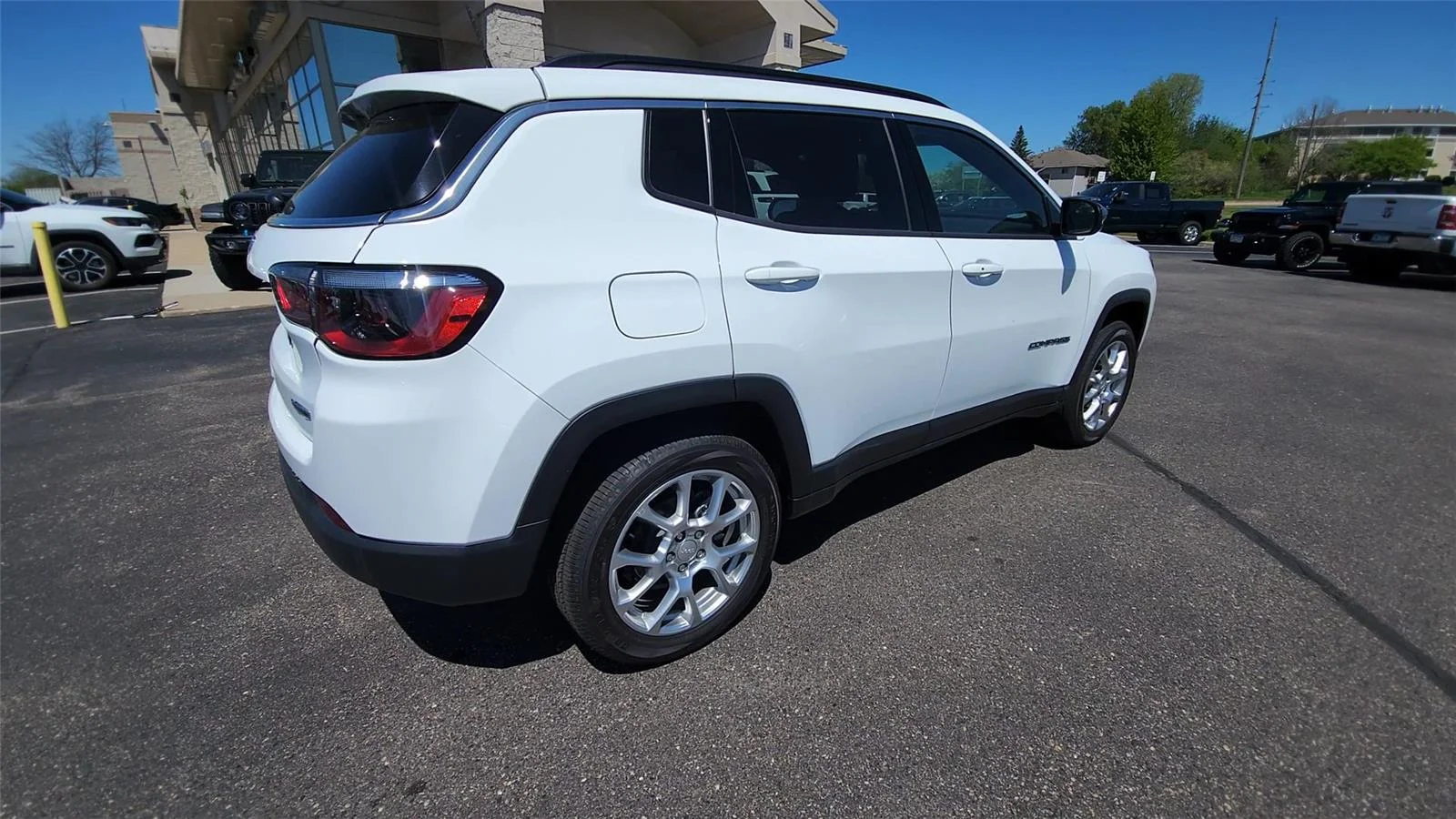 New 2024 Bright White Clear-Coat Exterior Paint Jeep Latitude Lux image 9