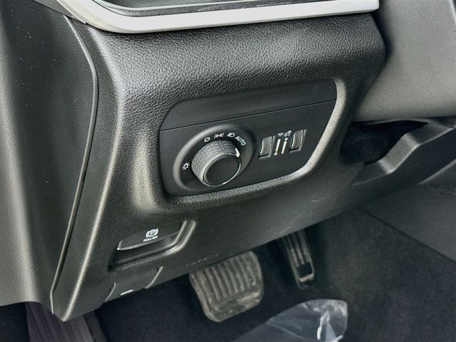 Used 2022 Bright White Clearcoat Jeep Altitude image 10
