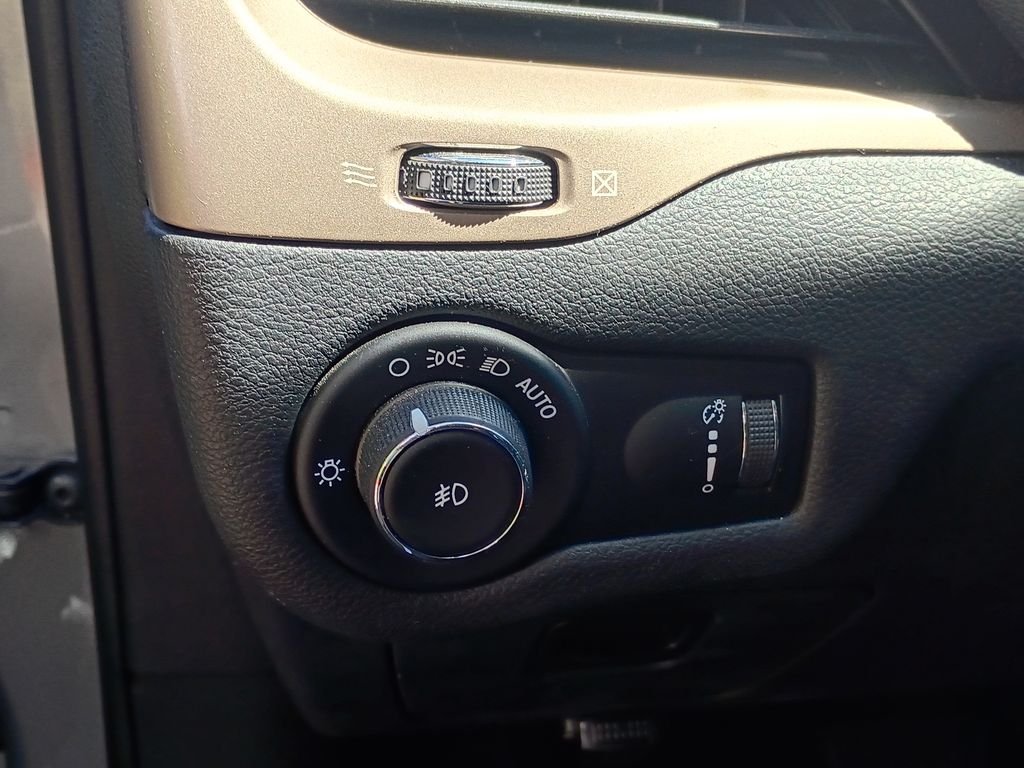 Used 2018 Billet Silver Metallic Clearcoat Jeep Latitude image 17