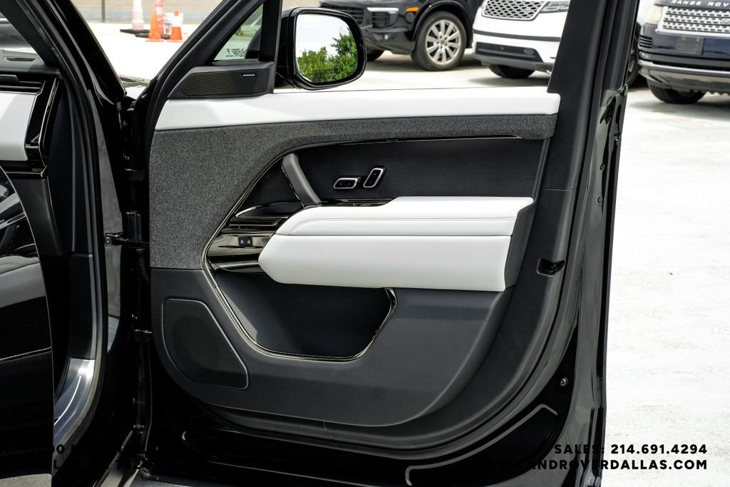 New 2026 Santorini Black Metallic Land Rover SE image 52