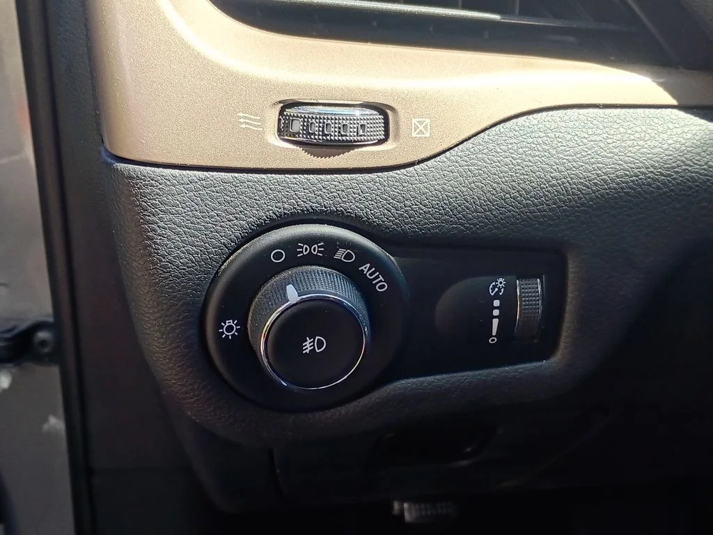 Used 2018 Billet Silver Metallic Clearcoat Jeep Latitude image 17