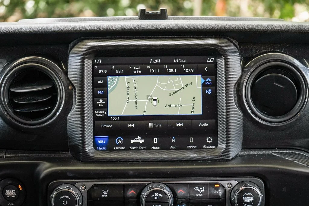 Used 2022 Gray Jeep Altitude image 13