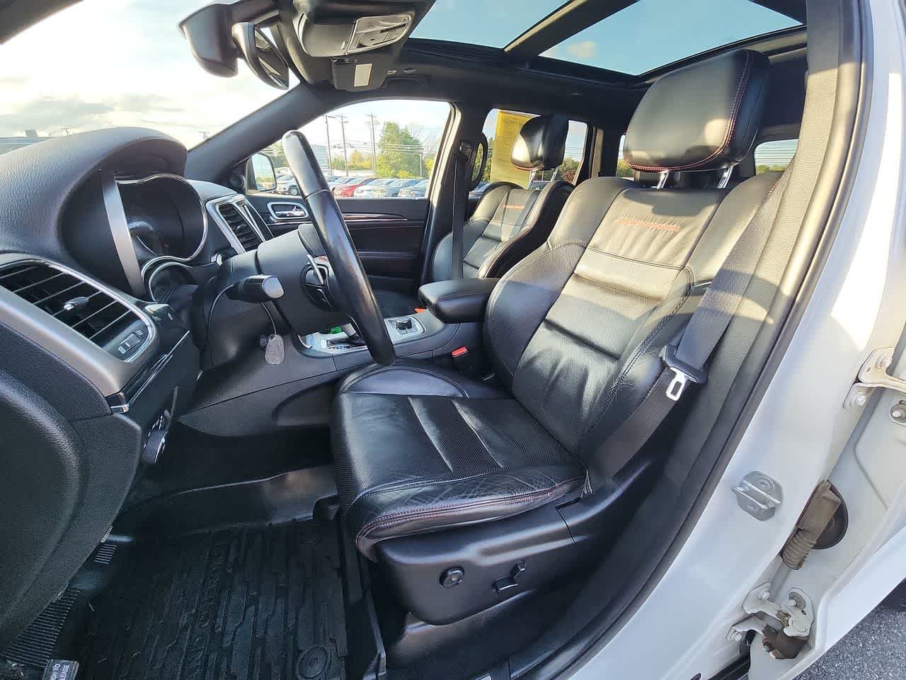 Used 2018 Bright White Clearcoat Jeep Trailhawk image 14