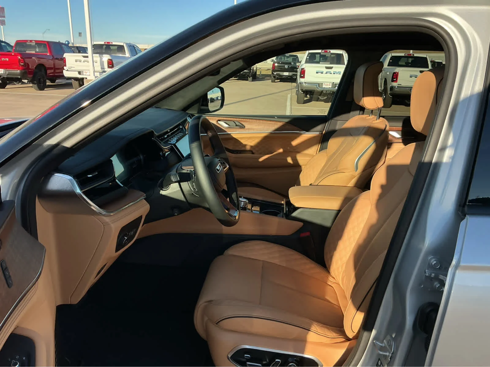 New 2025 Silver Zynith Exterior Paint Jeep Summit Reserve image 12