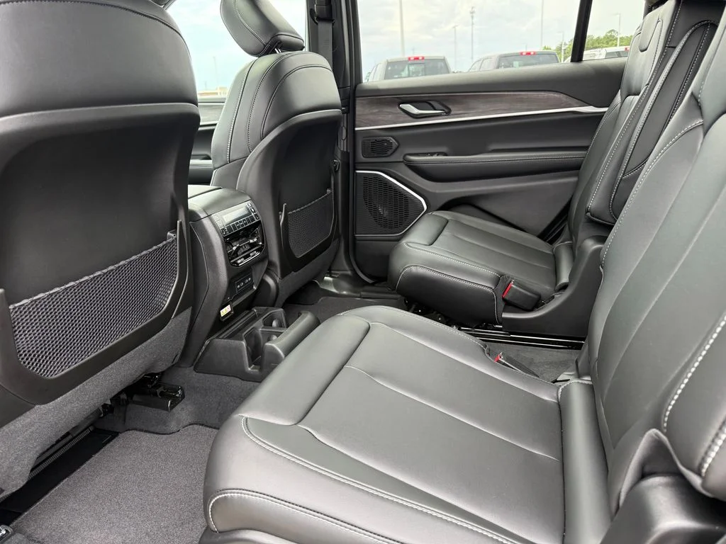 New 2026 Diamond Black Crystal Pearl-Coat Exterior Paint Jeep Limited image 22