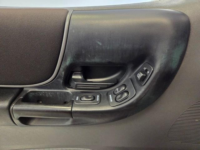Used 2004 Red Ford Edge image 26