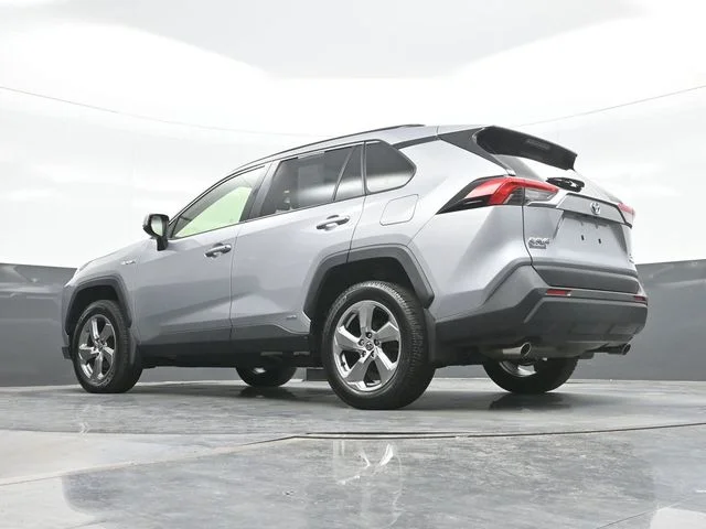 Used 2021 Silver Toyota XLE Premium image 19