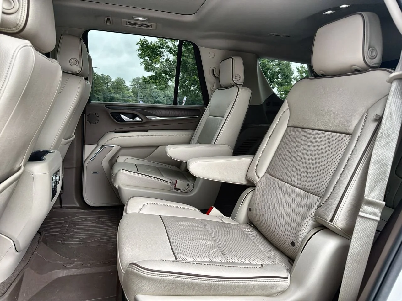Used 2022 White Frost Tricoat GMC Denali image 20