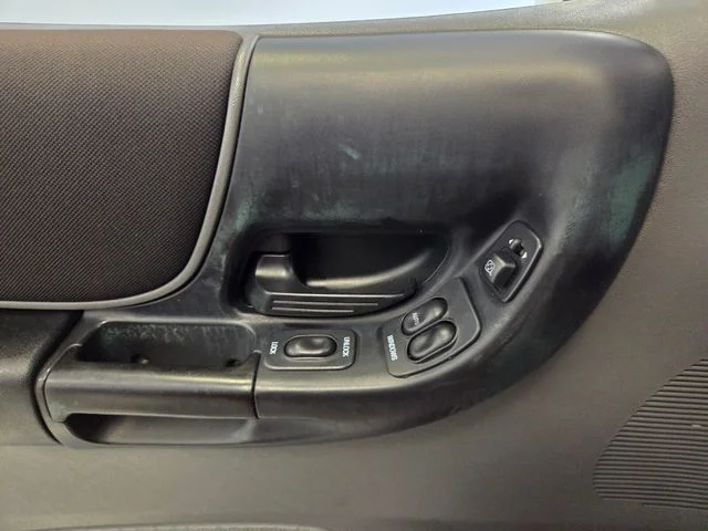 Used 2004 Red Ford Edge image 26