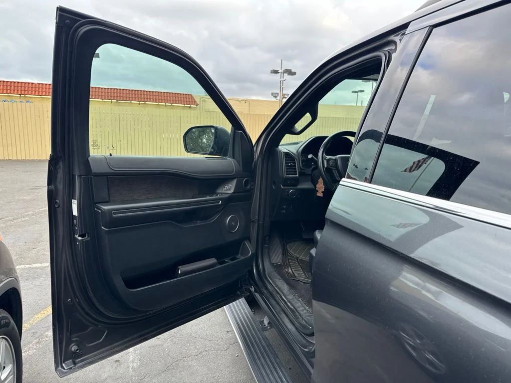 Used 2020  Ford Limited image 7