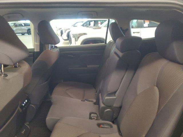 2024 Toyota Highlander LE - Photo 14