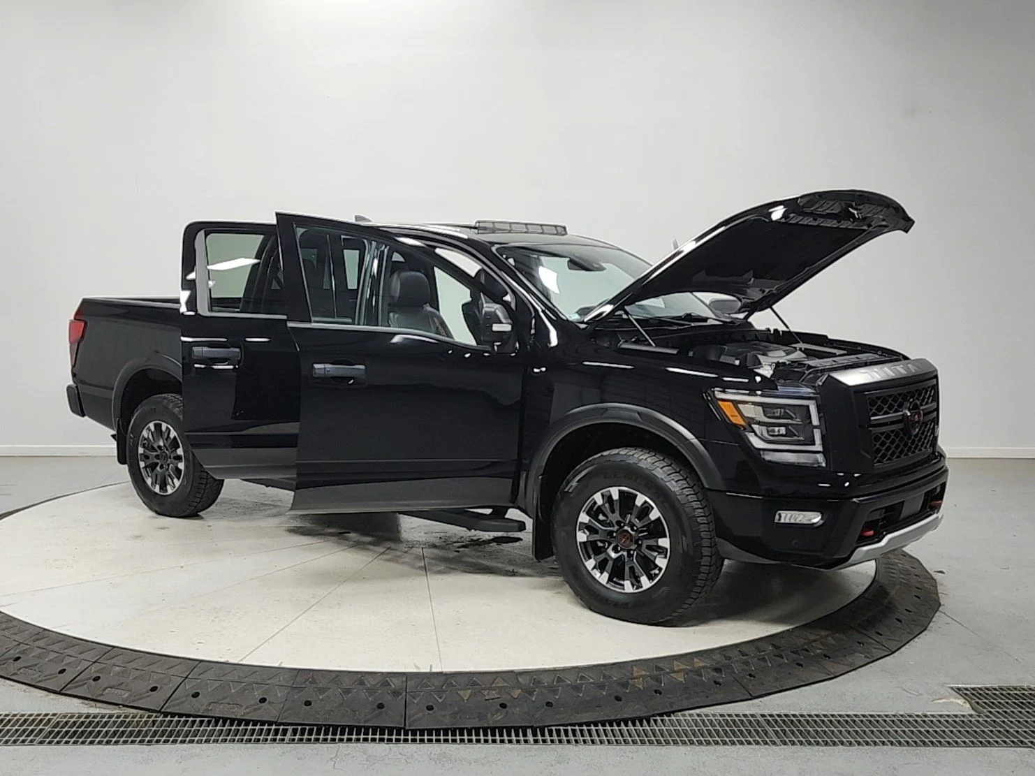 Used 2024 Black Nissan PRO-4X image 9