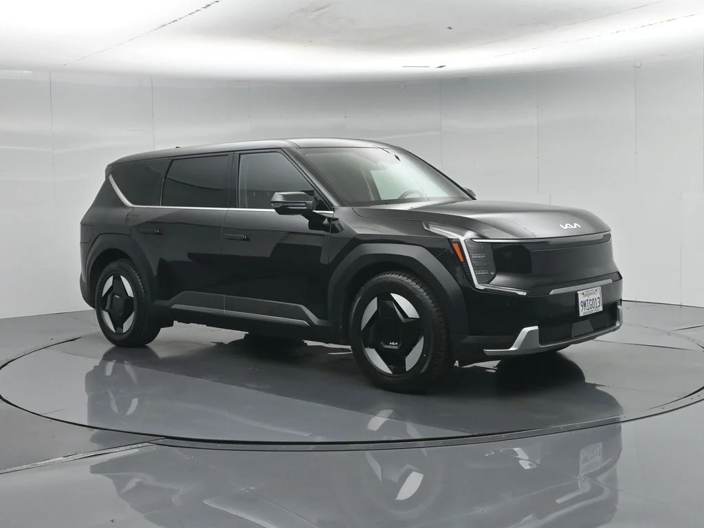 Used 2024 Black Kia Light Long Range image 30