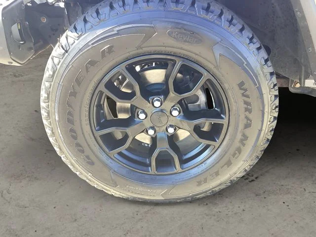 Used 2018 Crystal Metallic Jeep Unlimited Sahara image 14