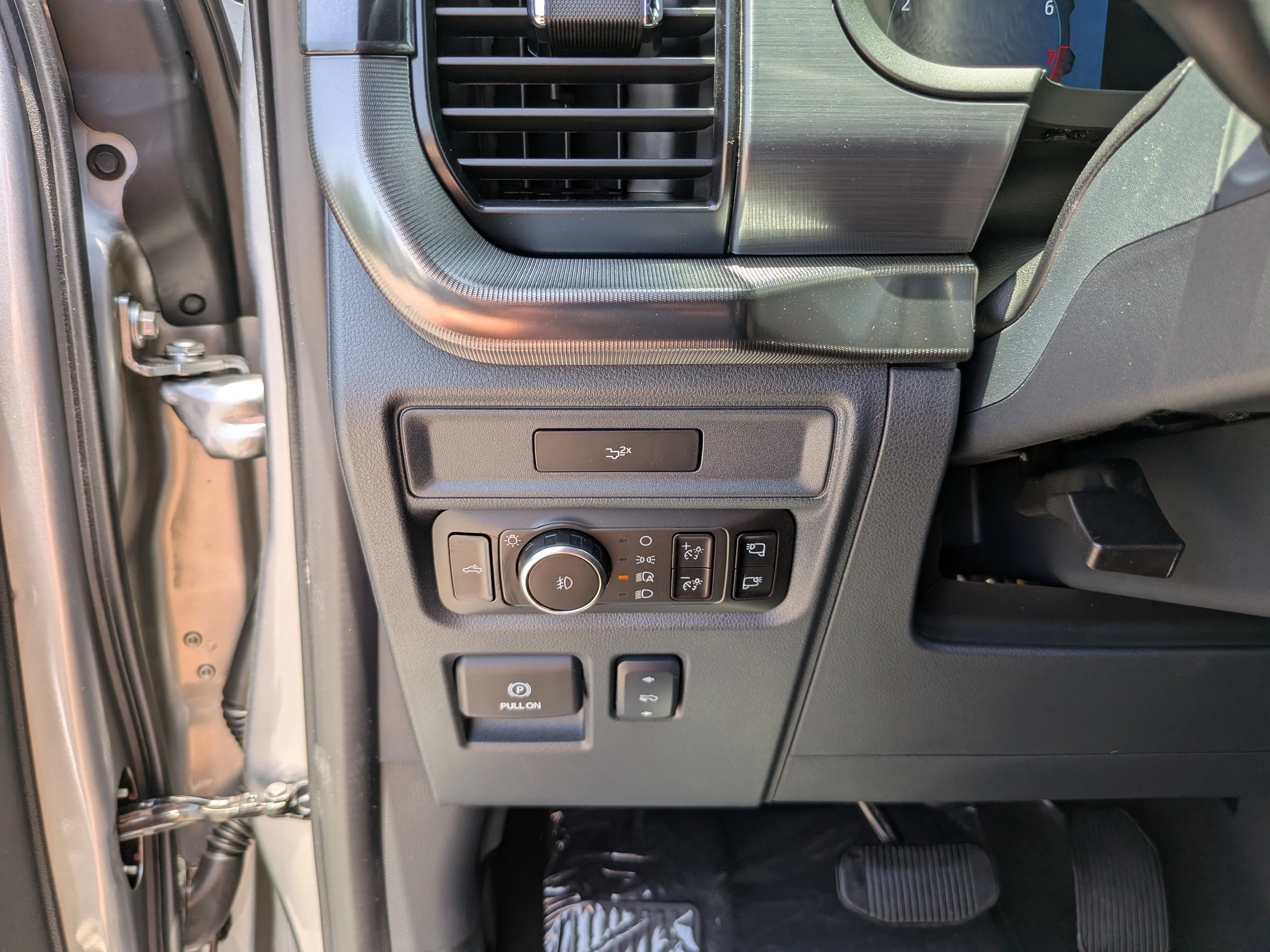 New 2026 Iconic Silver Metallic Ford Lariat image 30