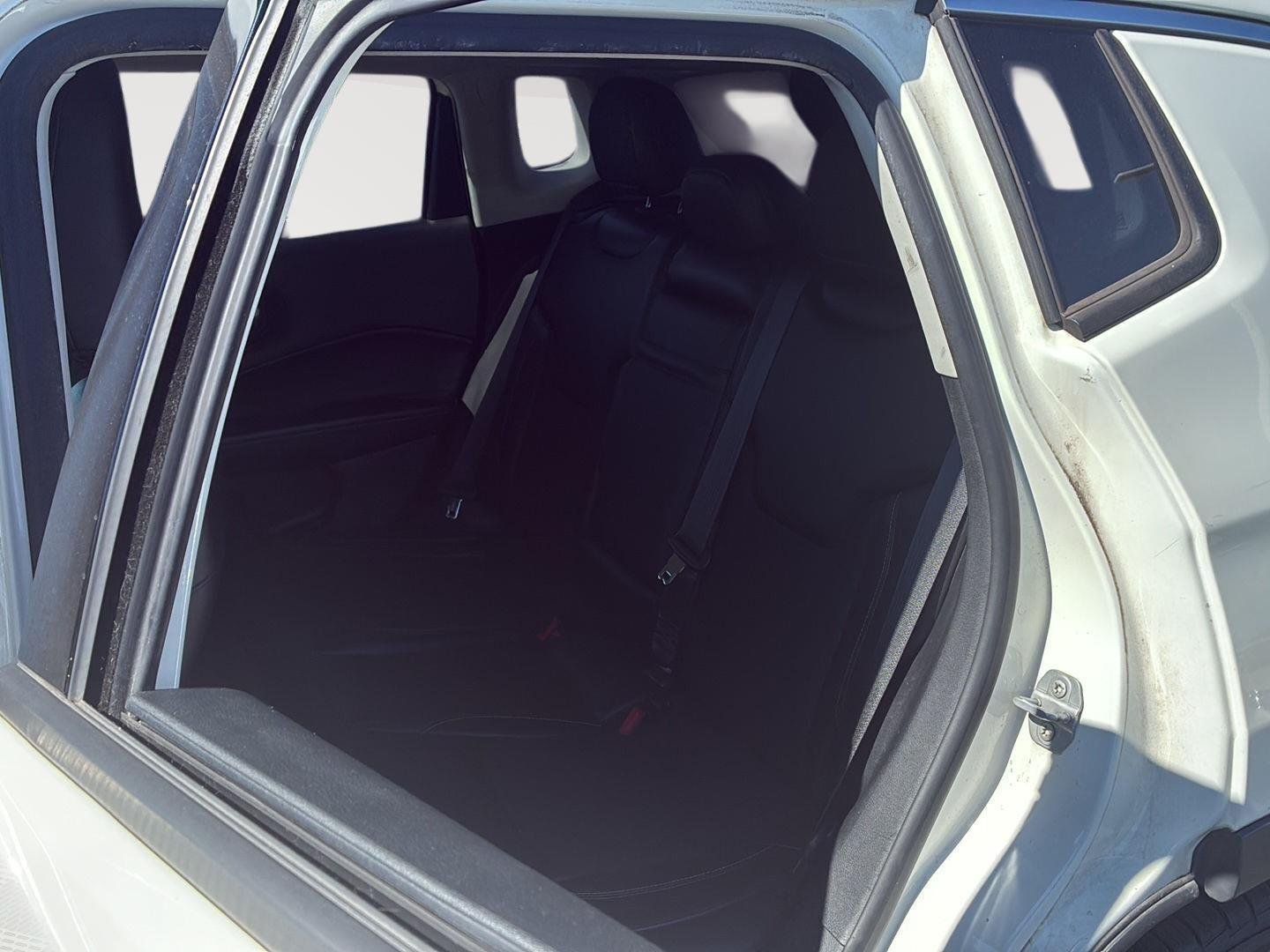 Used 2018 White Clearcoat Jeep Latitude image 4