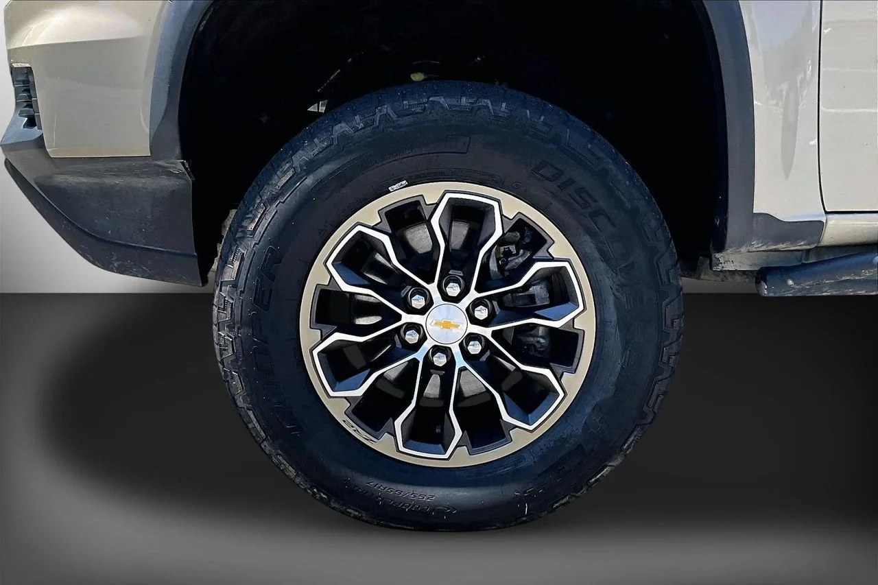 Used 2021  Chevrolet ZR2 image 30