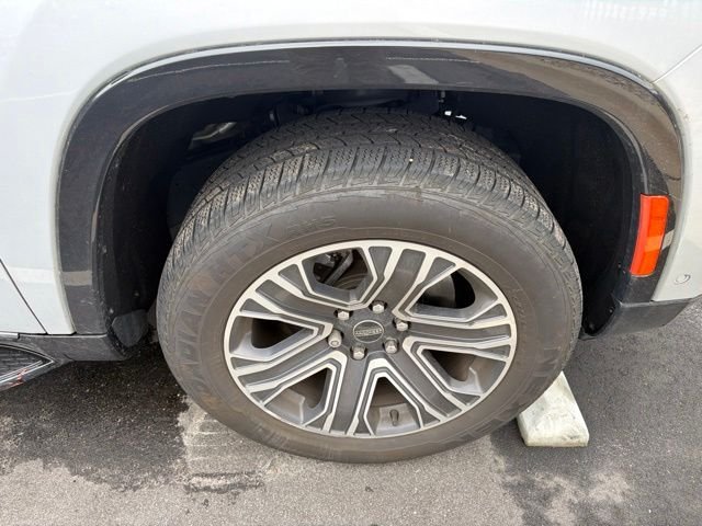 Used 2025 Silver Jeep Base image 12